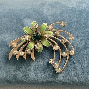 Gorgeous rare find vintage gold tone green Atomic design floral brooch!!